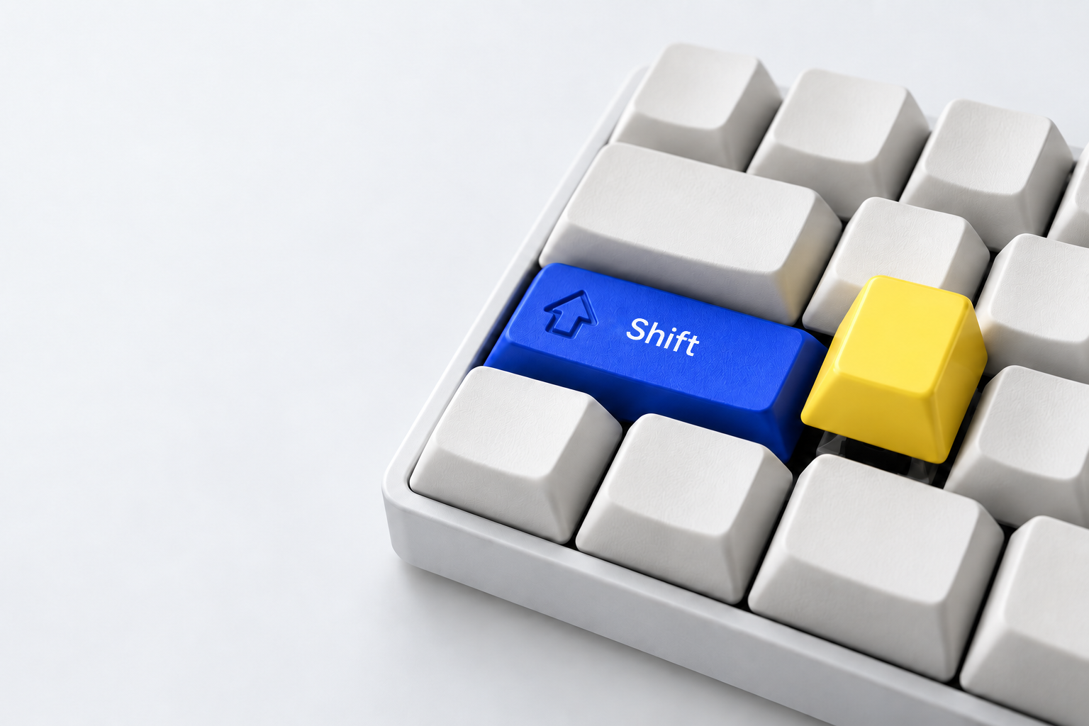 파란 Shift 키를 누르자 옆의 노란 키 하나가 솟아오른 키보드